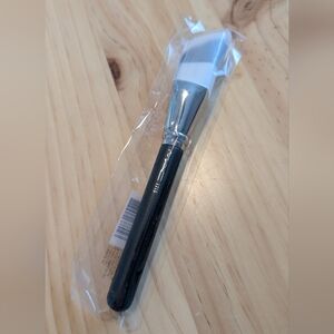NWT MAC Cosmetics 171S Smooth-Edge All Over Face Brush